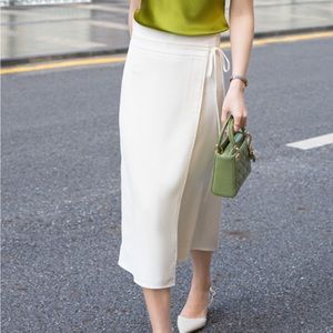 Wrap skirt in ivory